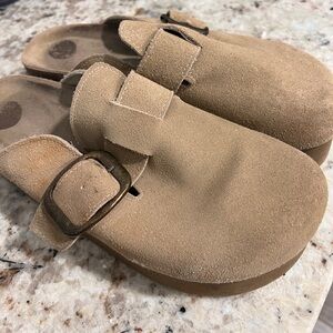 Cushionaire Granola 2 Suede Platform Clog